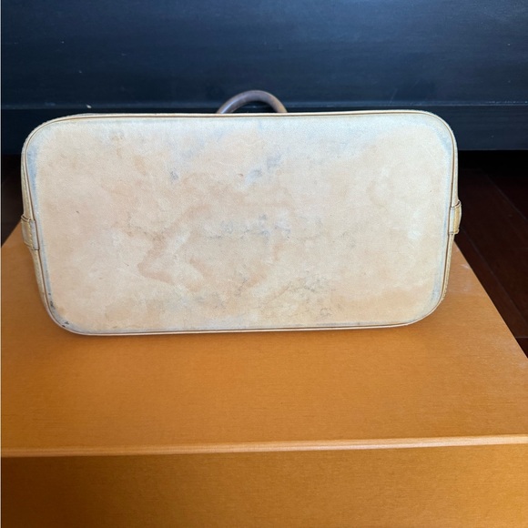 Absolutely gorgeous and classy Louis Vuitton Alma bag. - Picture 3 of 7